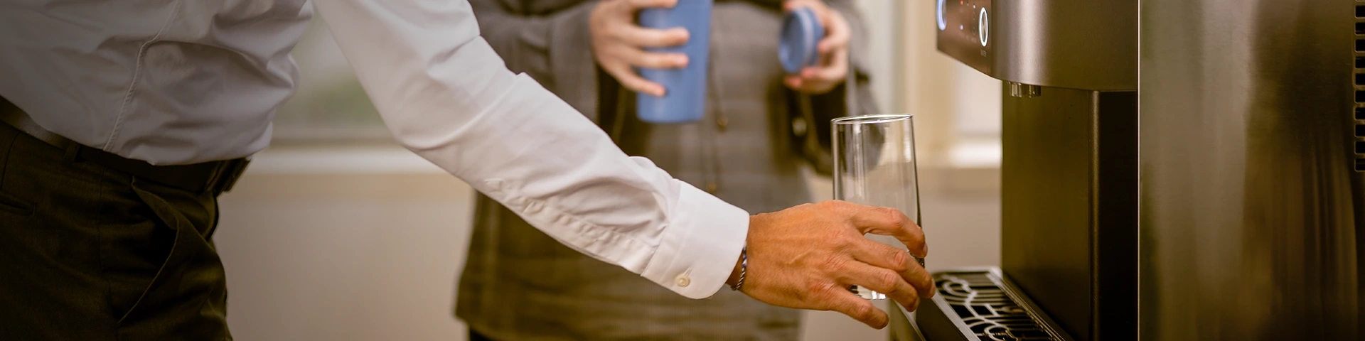 Funcionários de uma empresa a utilizarem um purificador de água Culligan 