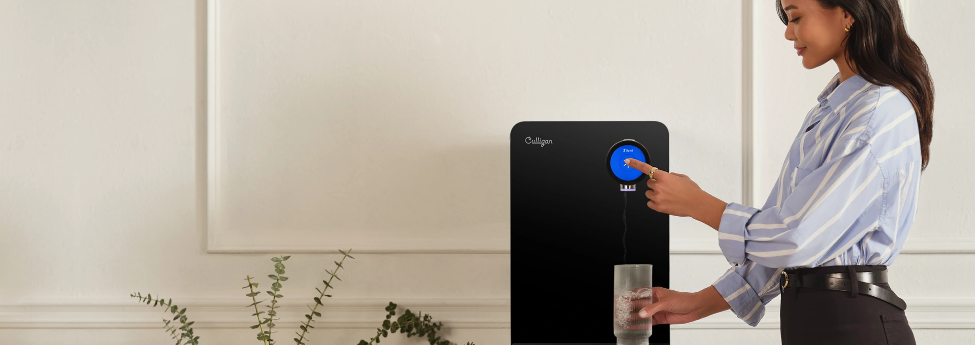 Mulher serve-se de uma máquina dispensadora de água Culligan Purity 