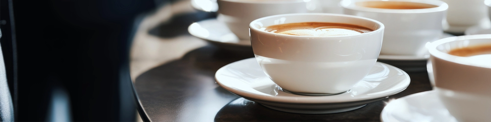 Chávenas de café para empresas dispostas numa mesa
